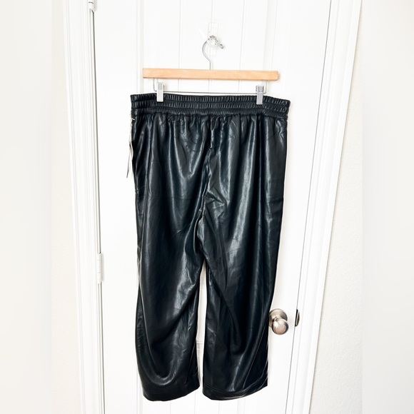 NWT Soft Surroundings Rivka Faux Leather Capris Size Petite Large - Picture 2 of 2